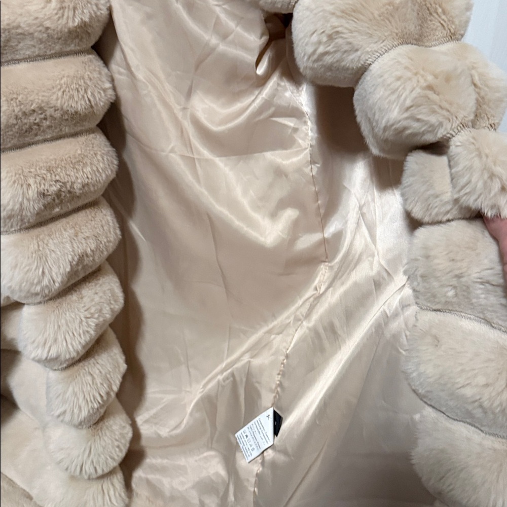Luxurious Cream Faux Fur Coat - Picture 8 of 9